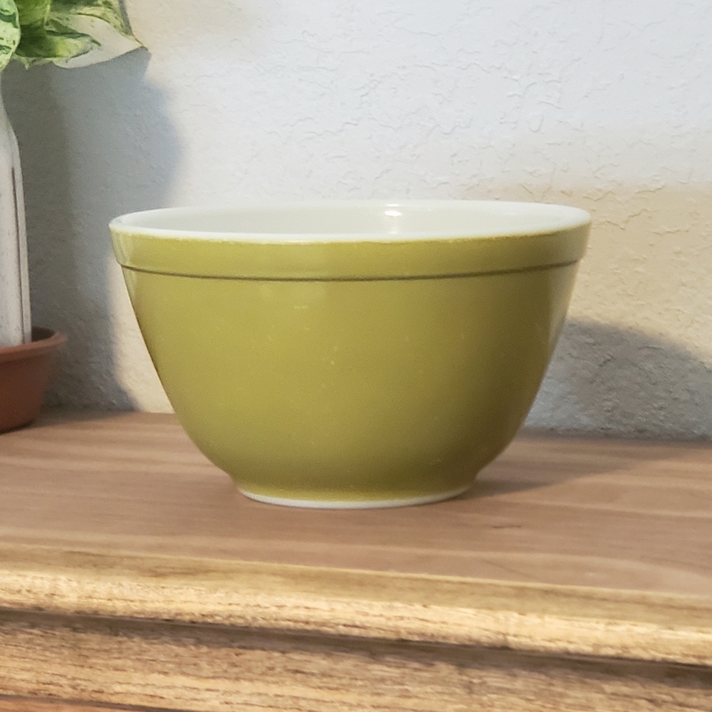 Pyrex Verde 401 Mixing Bowl  Avocado Green  Vintage 1960s/70s